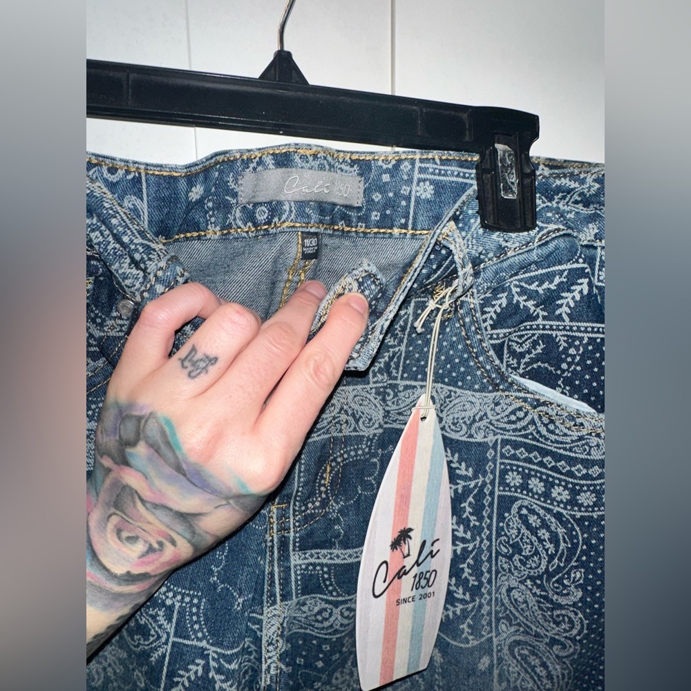 NWT Cali 1850 Bandana Printed Low Rise WiDe Leg Jeans - Picture 7 of 10